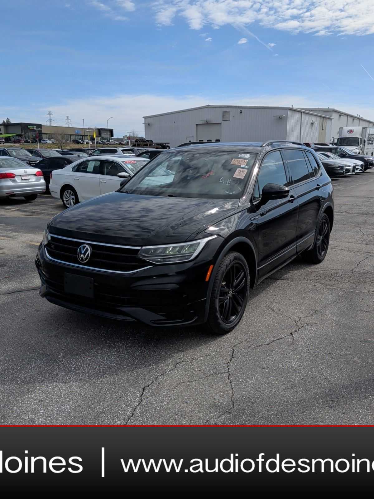 Thumbnail: 2022 Volkswagen Tiguan - 1