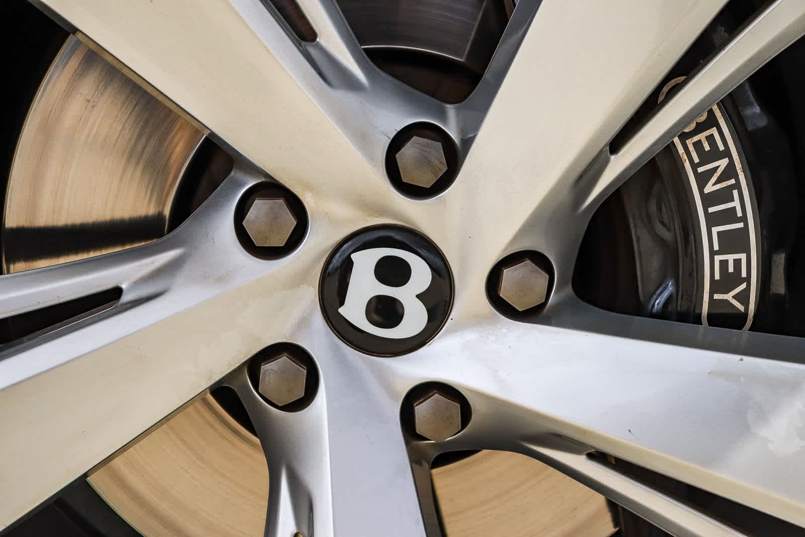 Thumbnail: 2021 Bentley Bentayga - 15