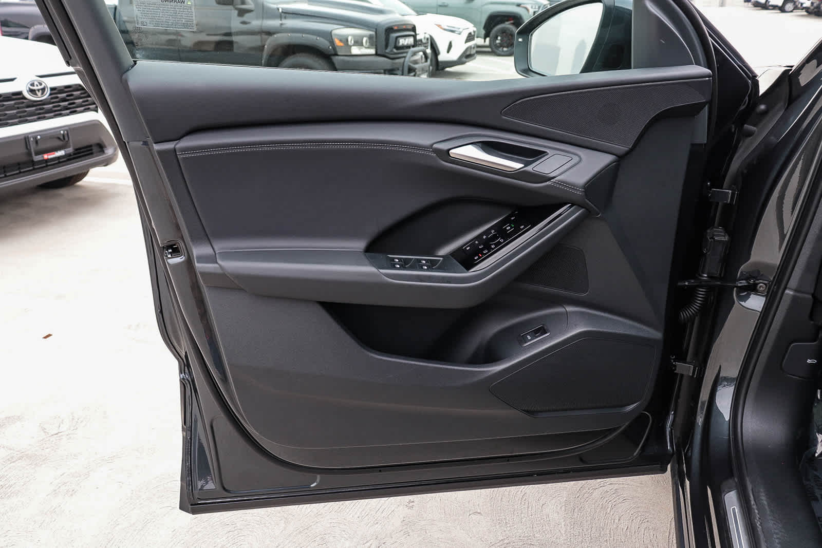 Thumbnail: 2025 Audi Q6 e-tron - 28