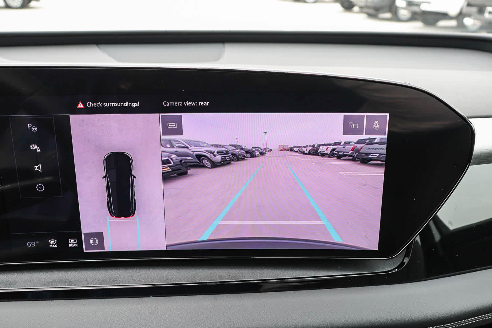 Thumbnail: 2025 Audi Q6 e-tron - 30