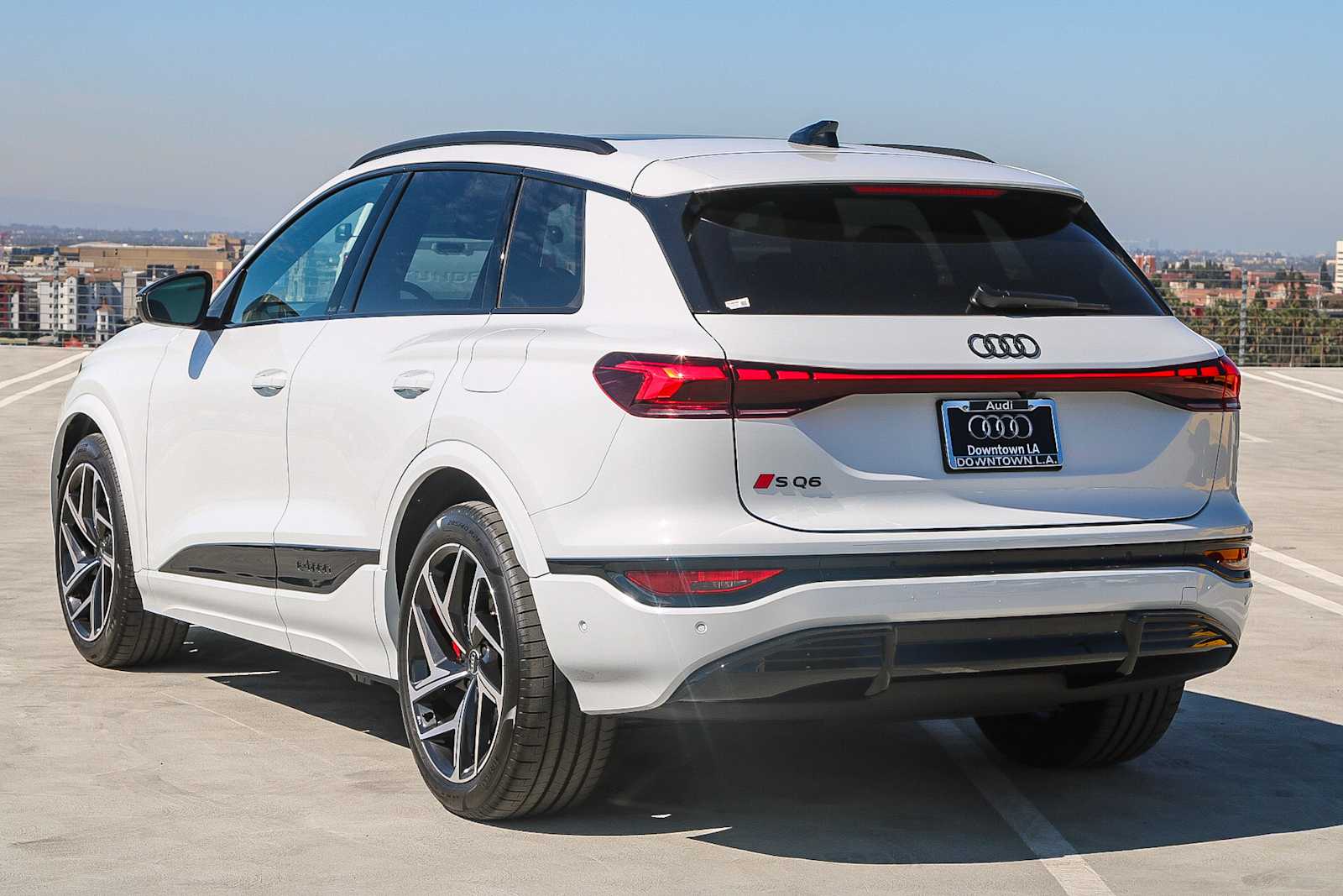 Thumbnail: 2025 Audi SQ6 e-tron - 8