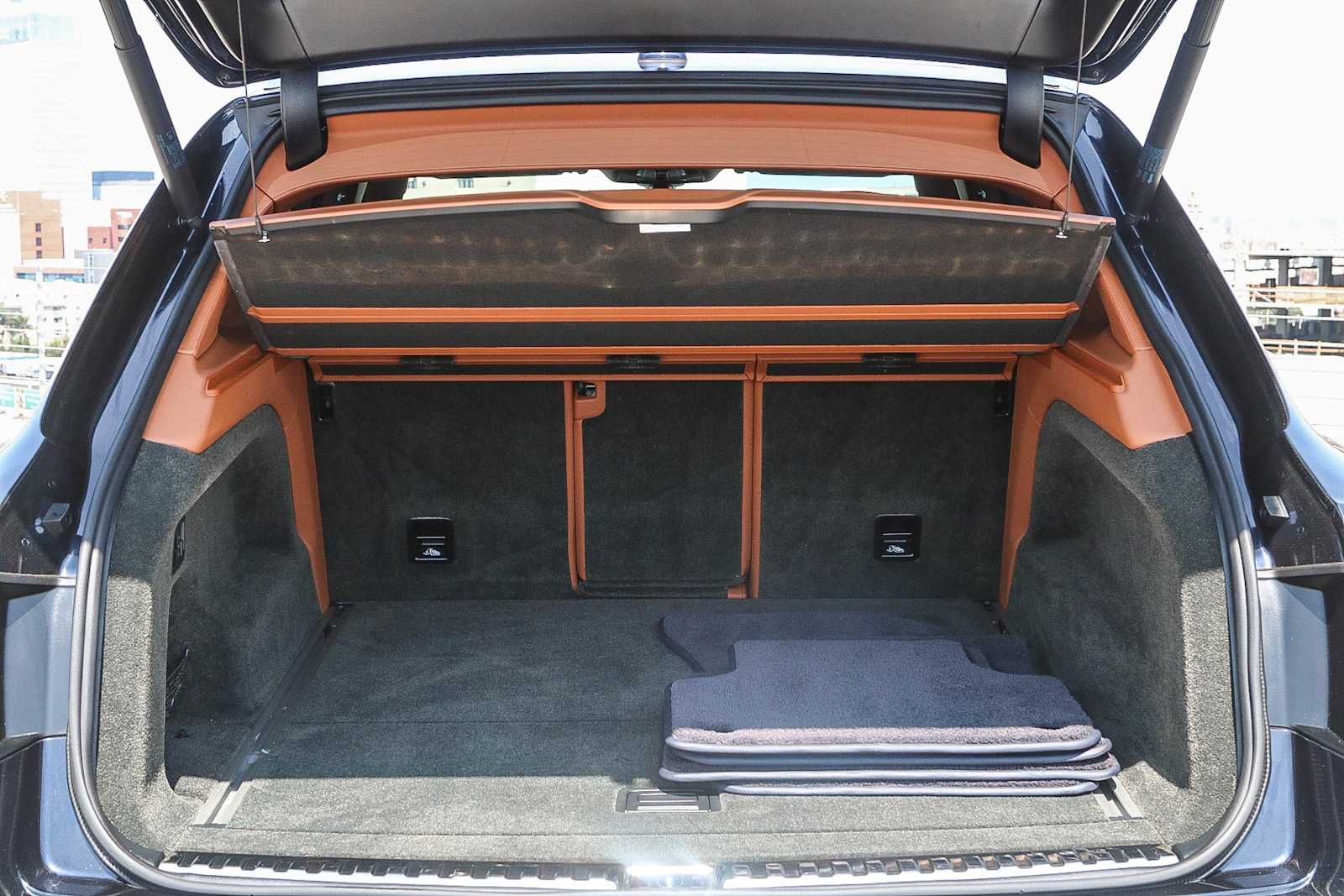Thumbnail: 2019 Bentley Bentayga - 31