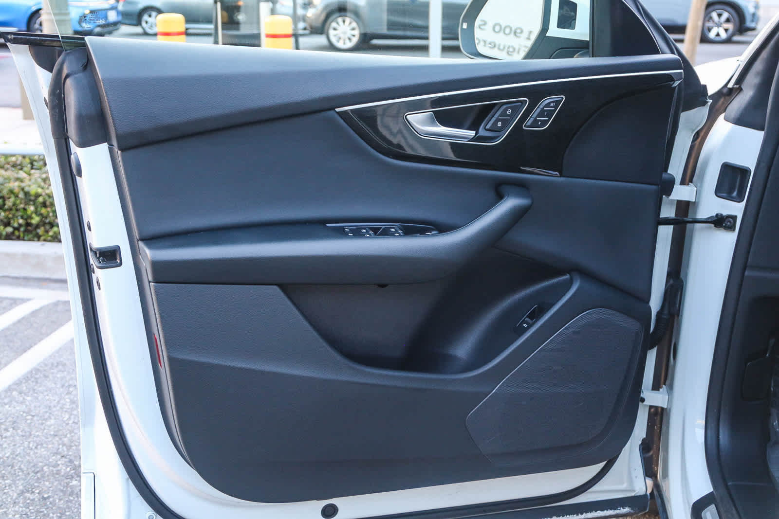 Thumbnail: 2019 Audi Q8 - 25