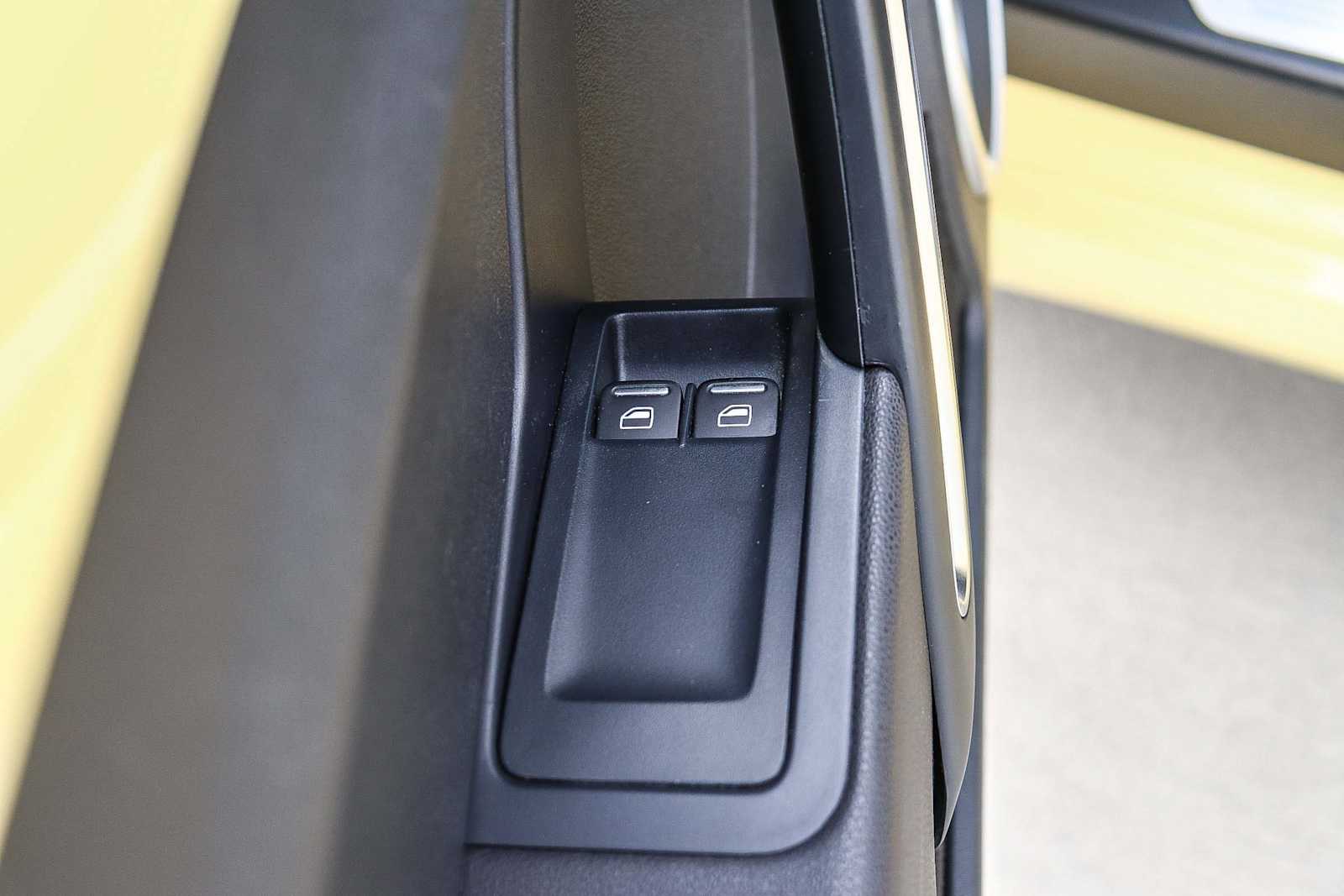 Thumbnail: 2012 Volkswagen Beetle - 28
