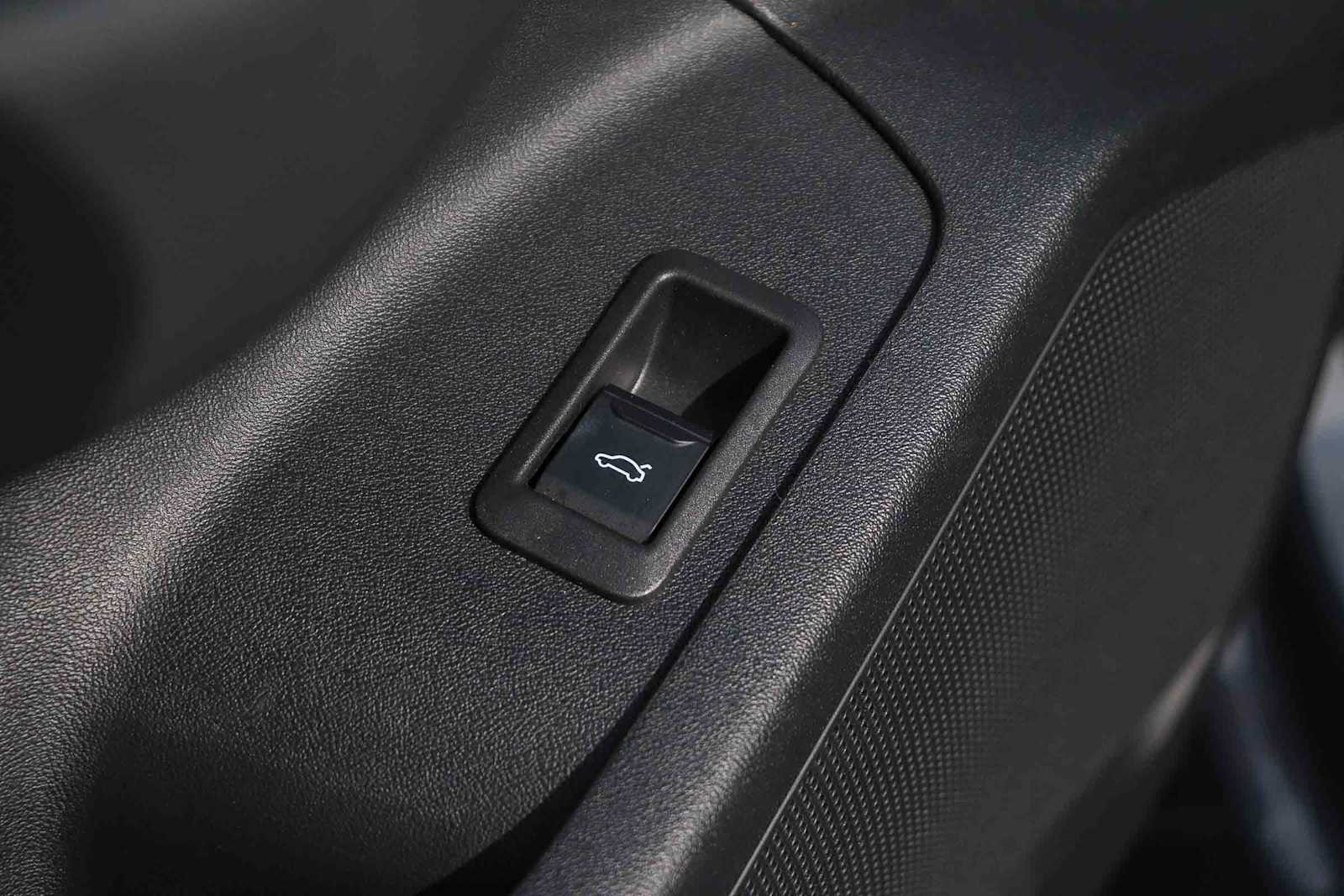 Thumbnail: 2025 Audi Q6 e-tron - 27