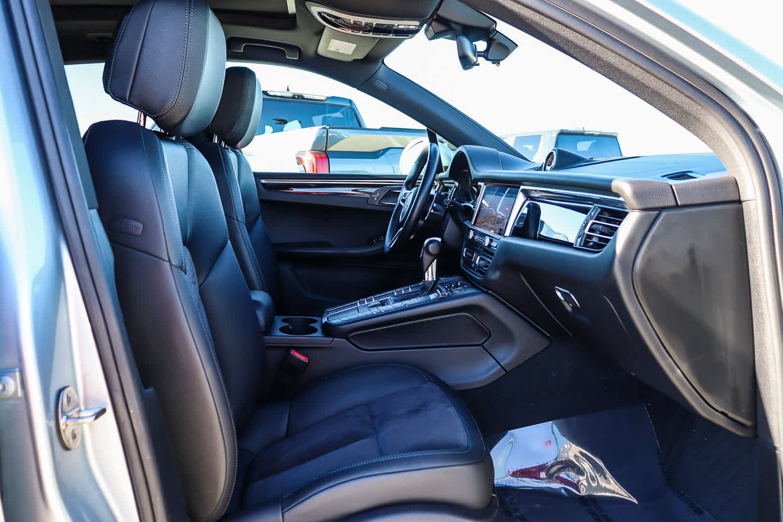 Thumbnail: 2020 Porsche Macan - 21