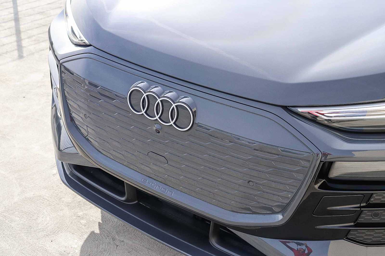 Thumbnail: 2025 Audi Q6 e-tron - 8