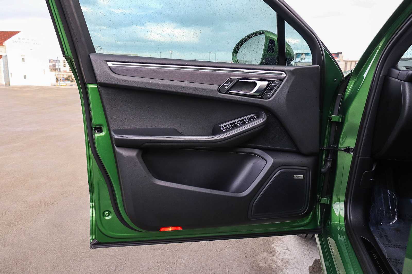 Thumbnail: 2021 Porsche Macan - 30