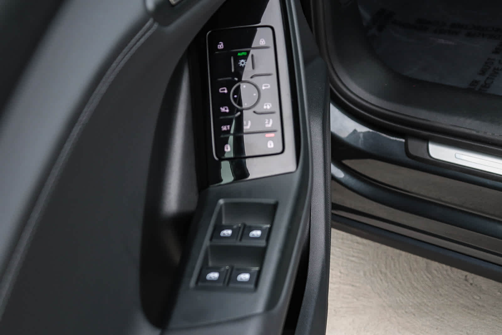 Thumbnail: 2025 Audi Q6 e-tron - 26