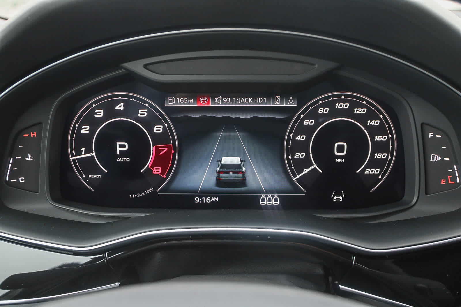 Thumbnail: 2025 Audi RS Q8 - 25