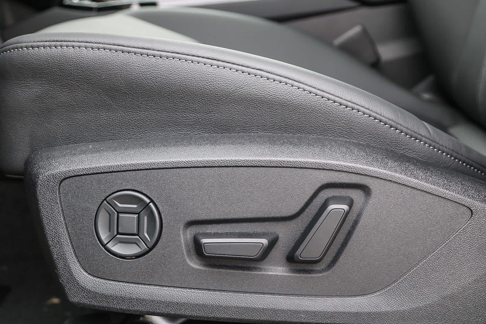 Thumbnail: 2025 Audi Q6 e-tron - 22