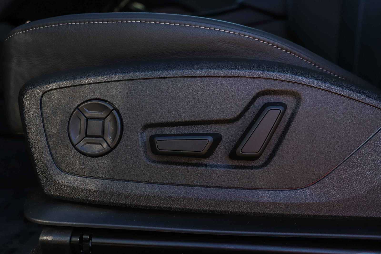 Thumbnail: 2025 Audi Q6 e-tron - 25