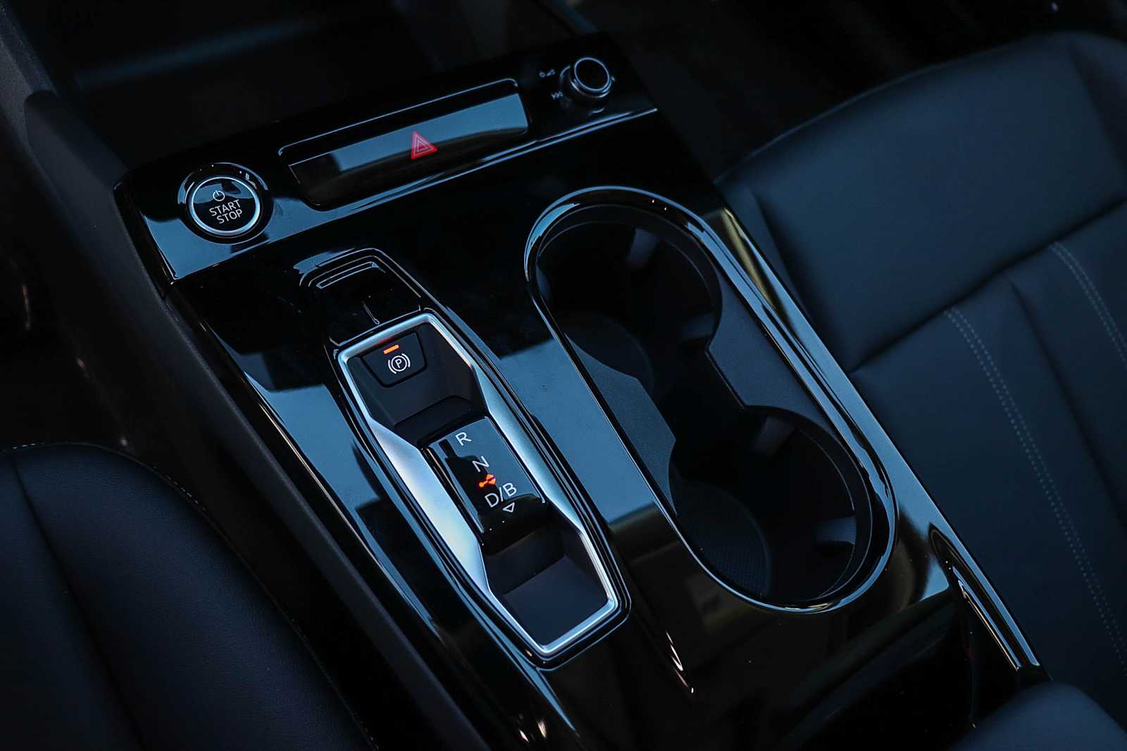 Thumbnail: 2025 Audi Q6 e-tron - 24