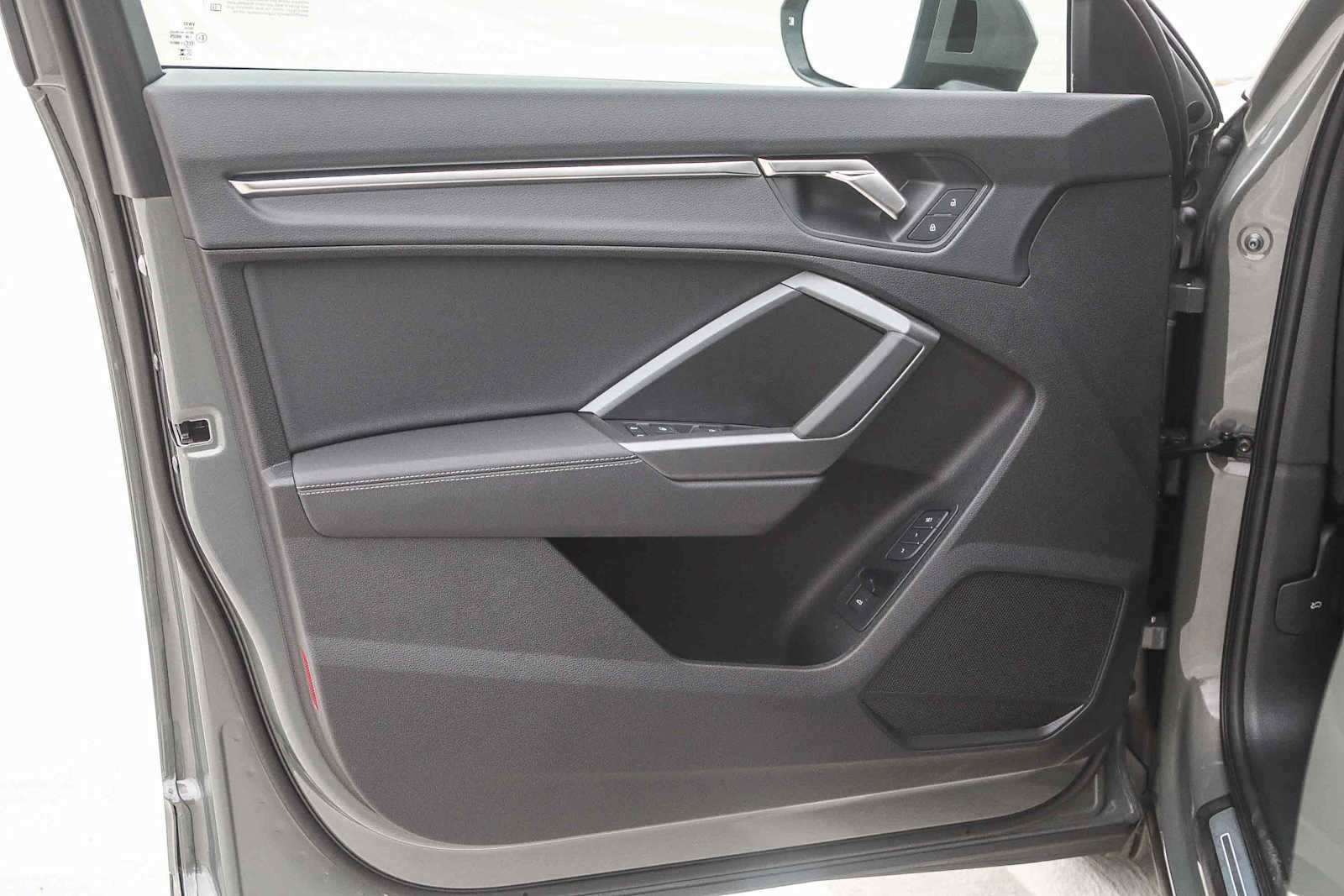 Thumbnail: 2025 Audi Q3 - 30