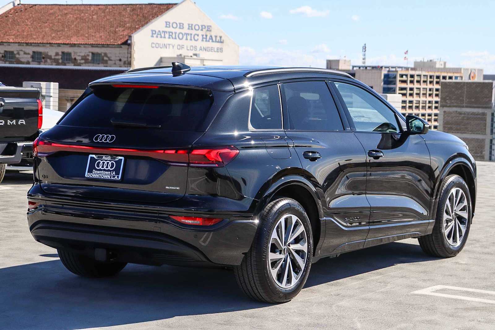 Thumbnail: 2025 Audi Q6 e-tron - 4