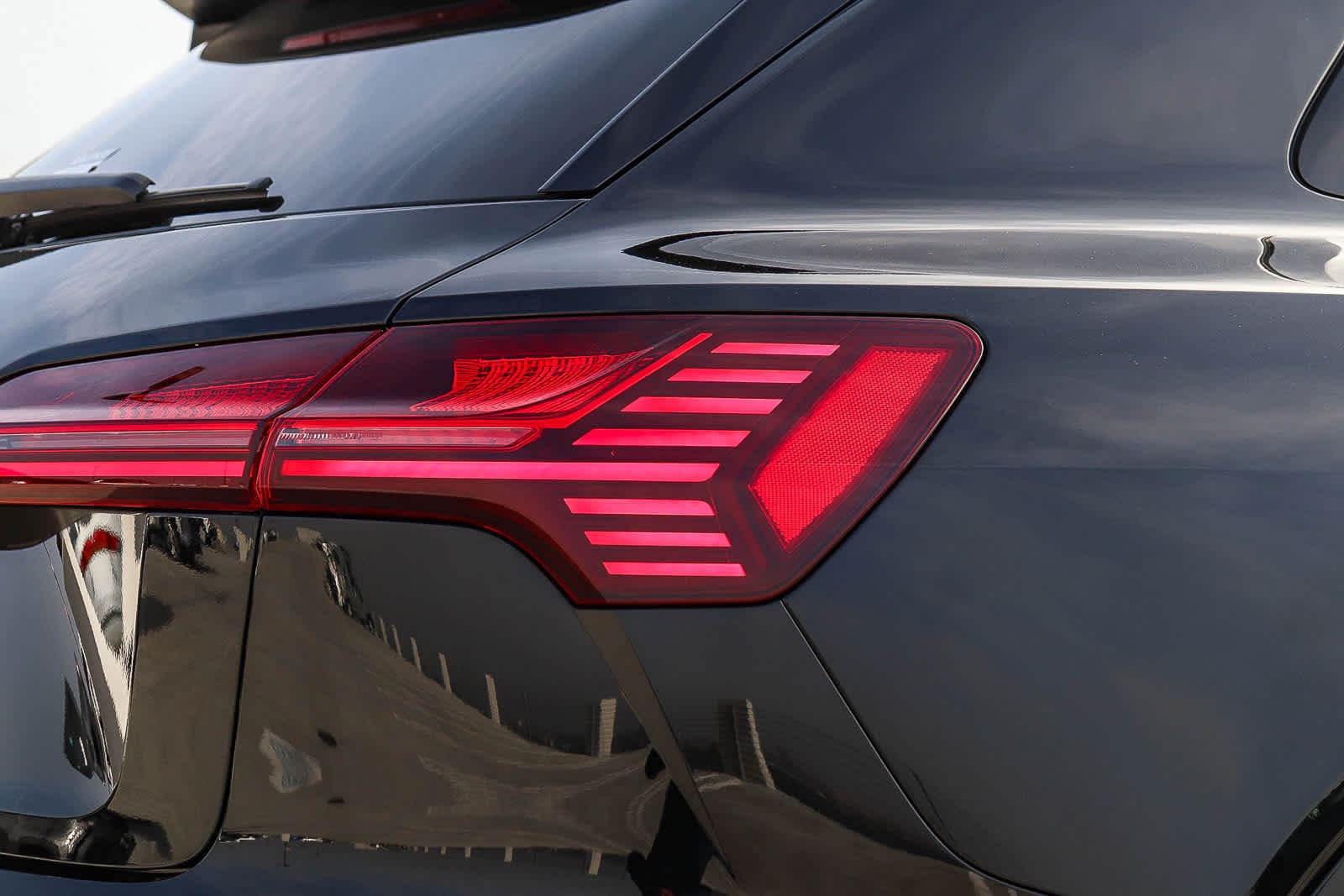 Thumbnail: 2024 Audi Q8 e-tron - 10