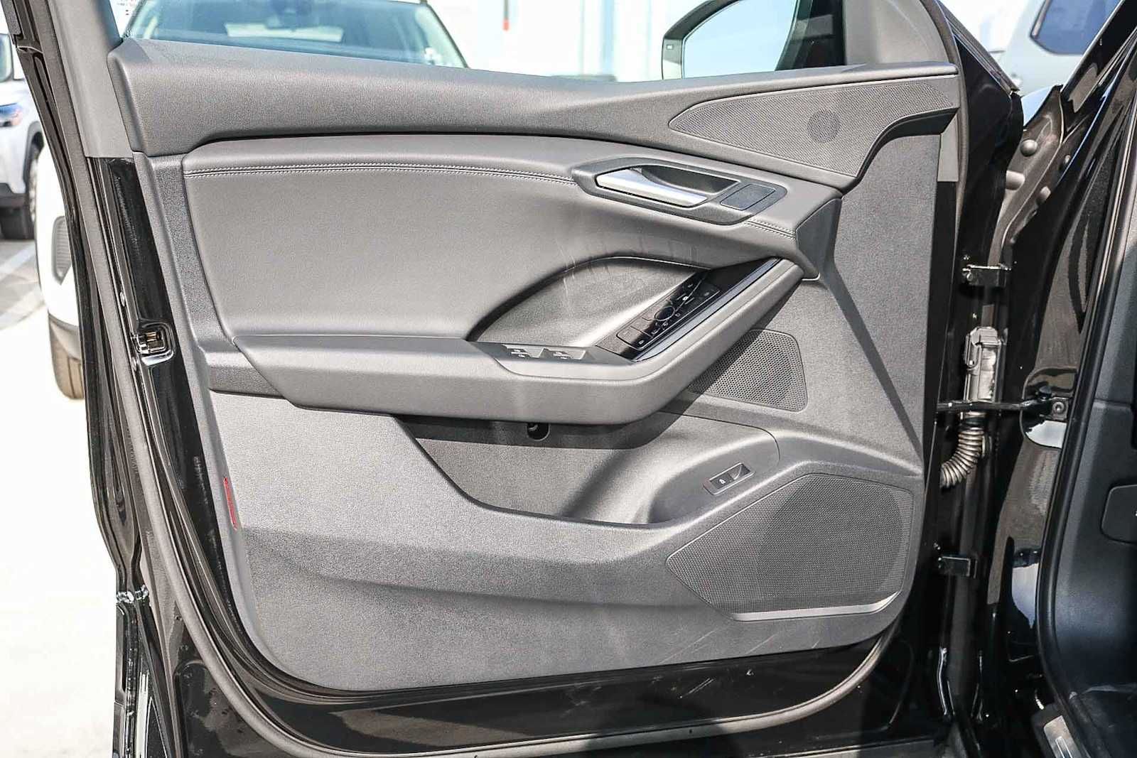 Thumbnail: 2025 Audi Q6 e-tron - 29