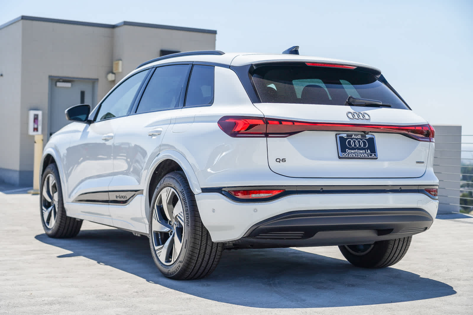 Thumbnail: 2025 Audi Q6 e-tron - 8
