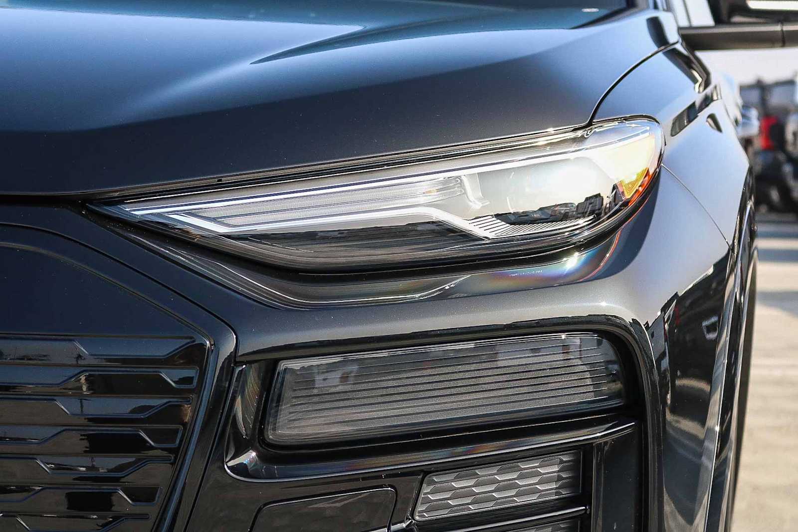 Thumbnail: 2025 Audi Q6 e-tron - 5