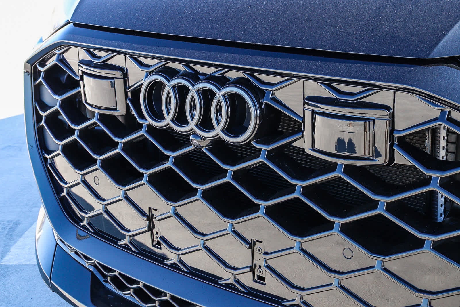 Thumbnail: 2025 Audi RS Q8 - 4