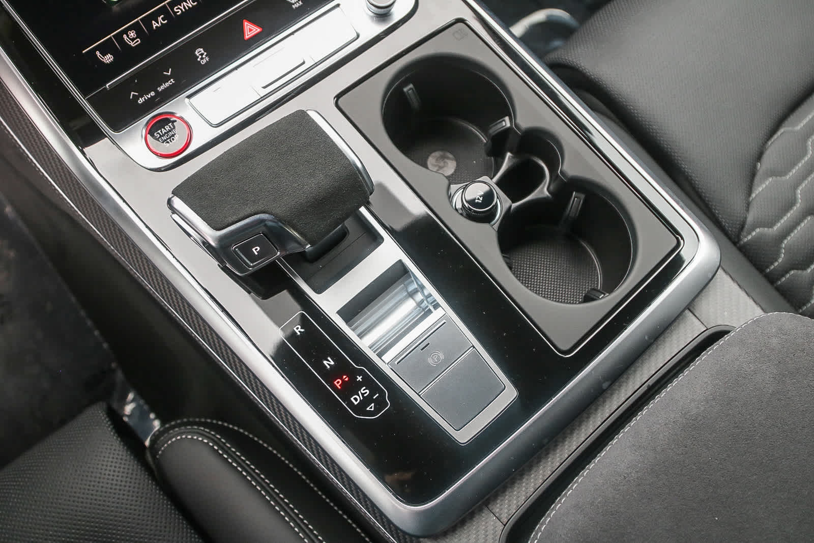 Thumbnail: 2025 Audi RS Q8 - 21