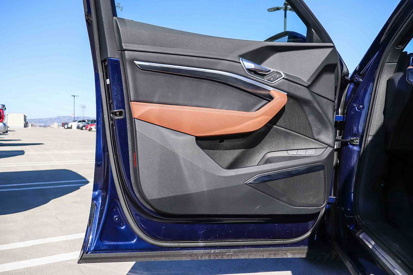 Thumbnail: 2022 Audi e-tron - 30