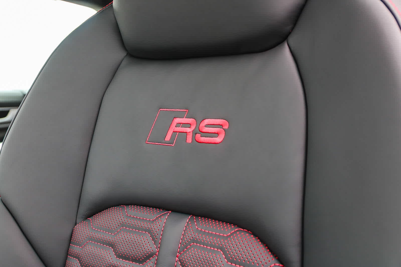 Thumbnail: 2025 Audi RS 6 - 27
