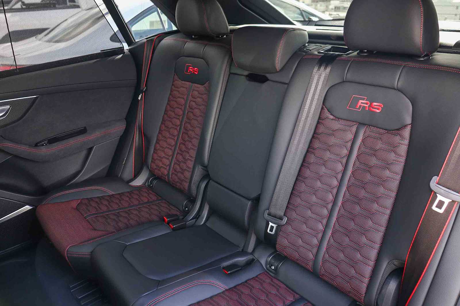 Thumbnail: 2026 Audi RS Q8 - 25