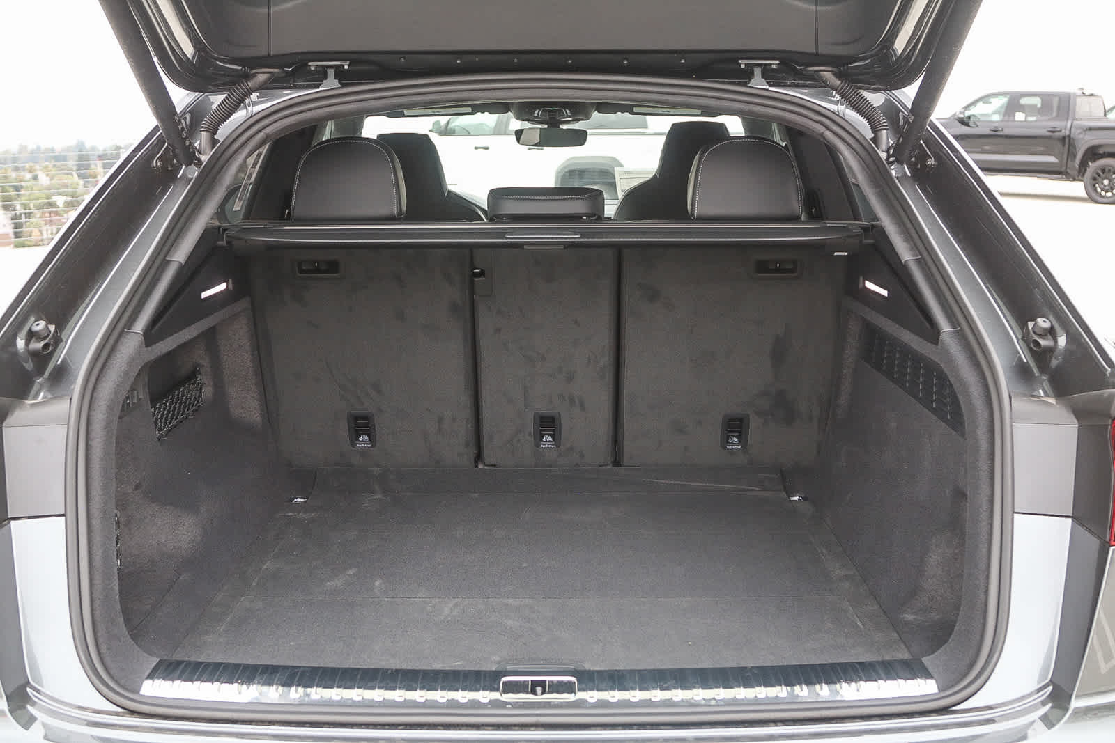 Thumbnail: 2025 Audi RS Q8 - 28