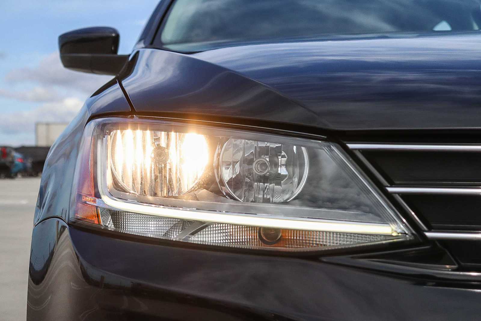 Thumbnail: 2017 Volkswagen Jetta - 9