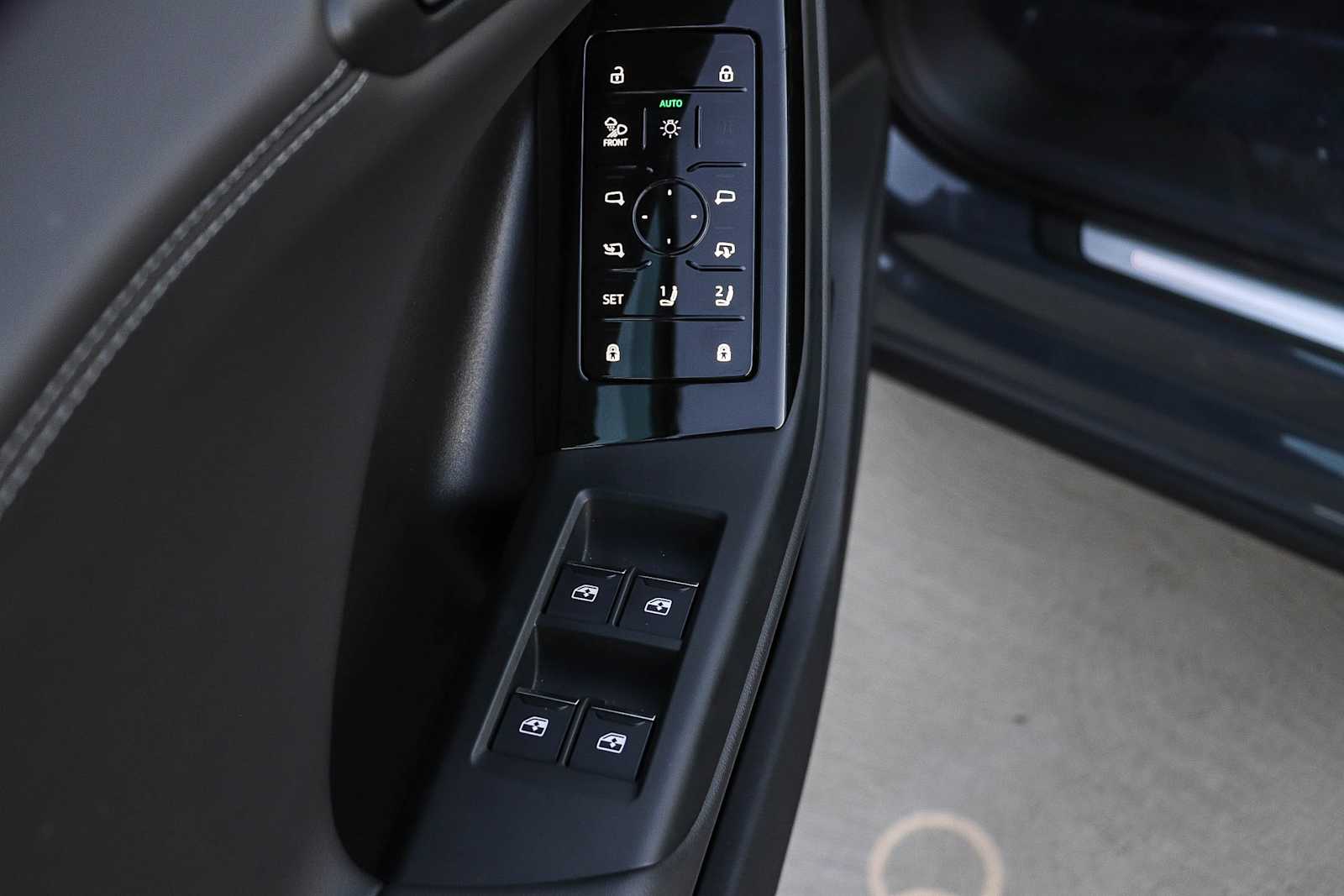 Thumbnail: 2025 Audi Q6 e-tron - 25