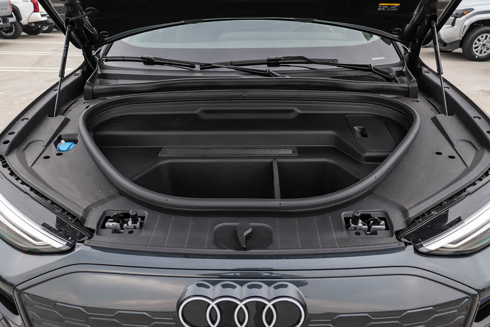 Thumbnail: 2025 Audi Q6 e-tron - 35