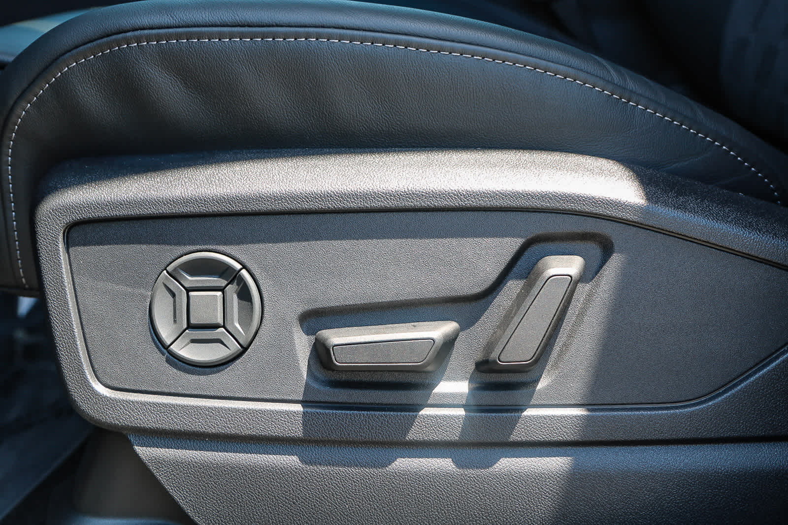 Thumbnail: 2025 Audi SQ5 - 21