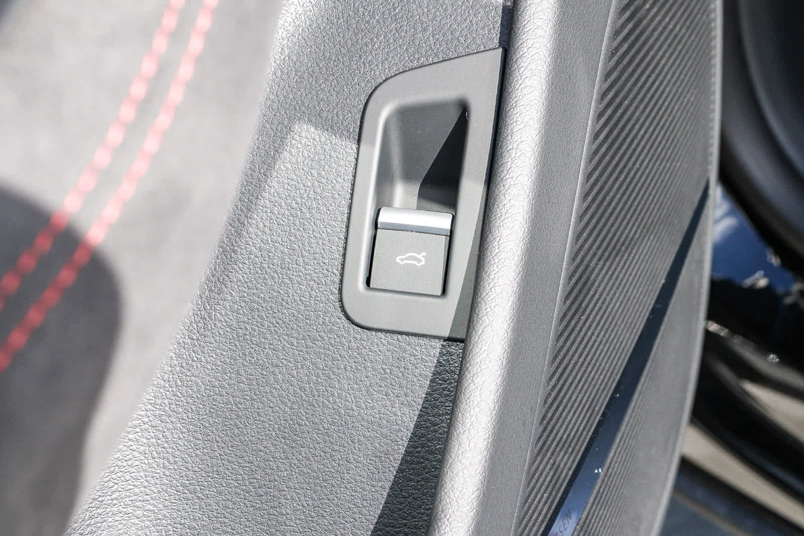 Thumbnail: 2025 Audi RS Q8 - 25