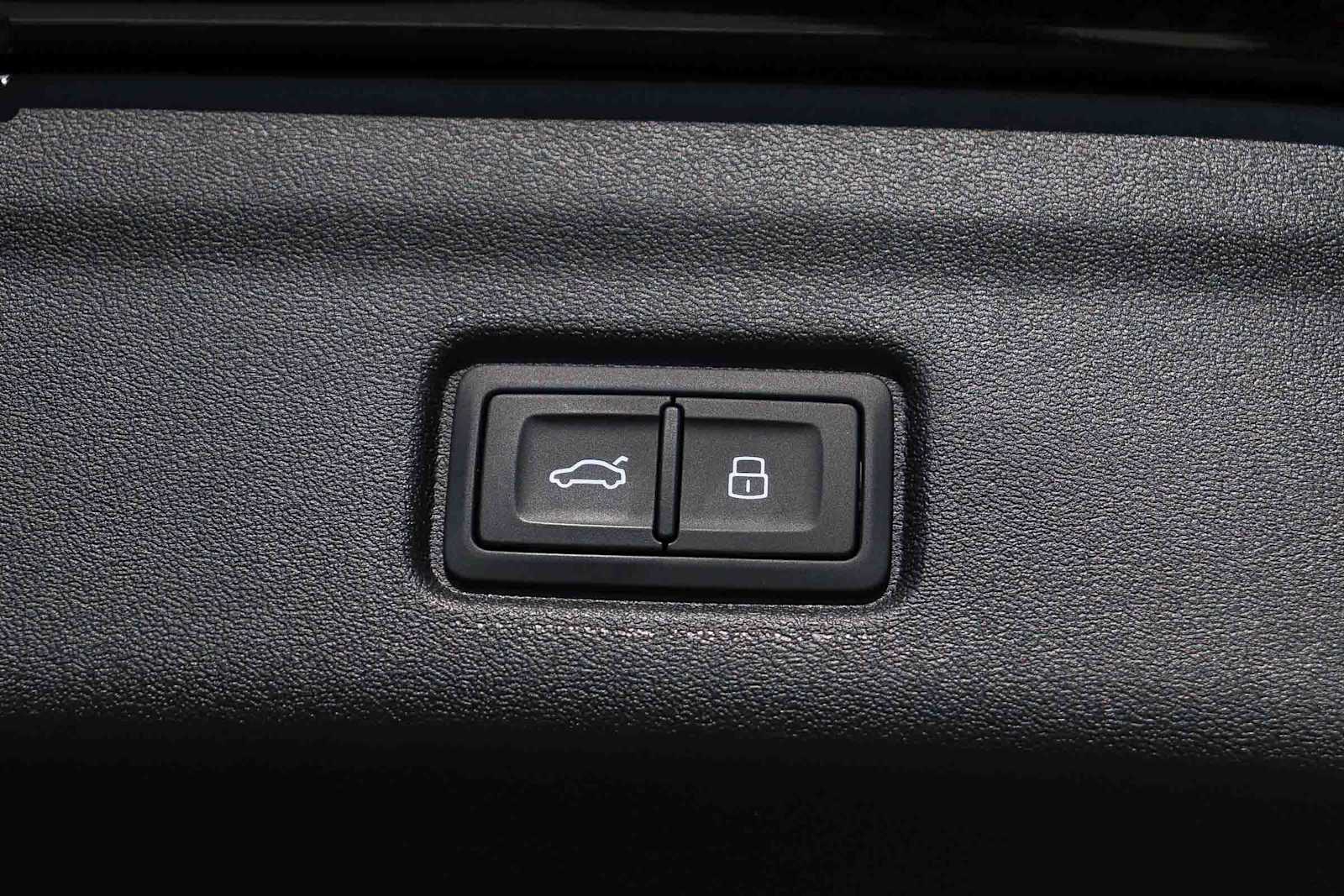 Thumbnail: 2025 Audi Q6 e-tron - 37