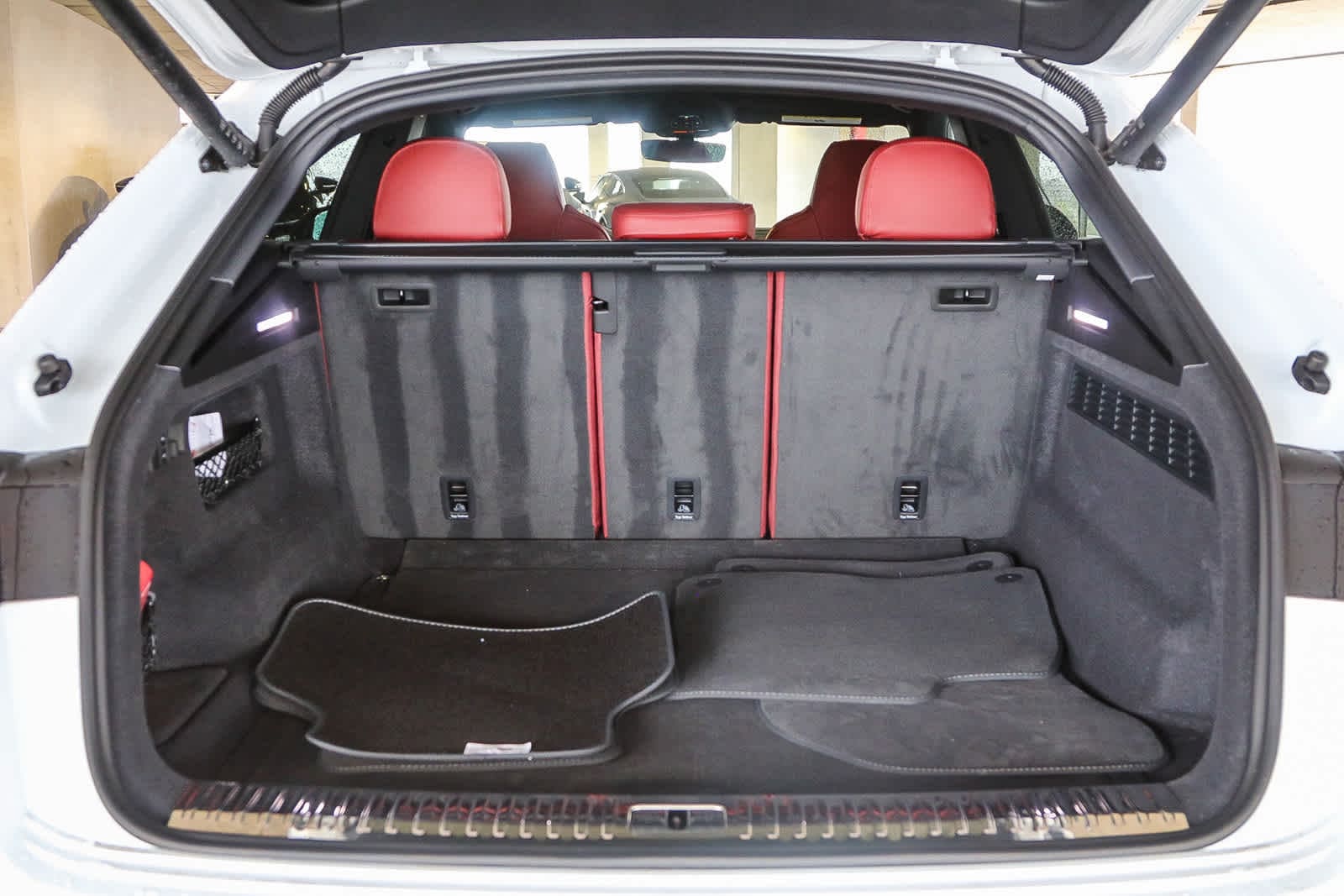 Thumbnail: 2025 Audi SQ8 - 26