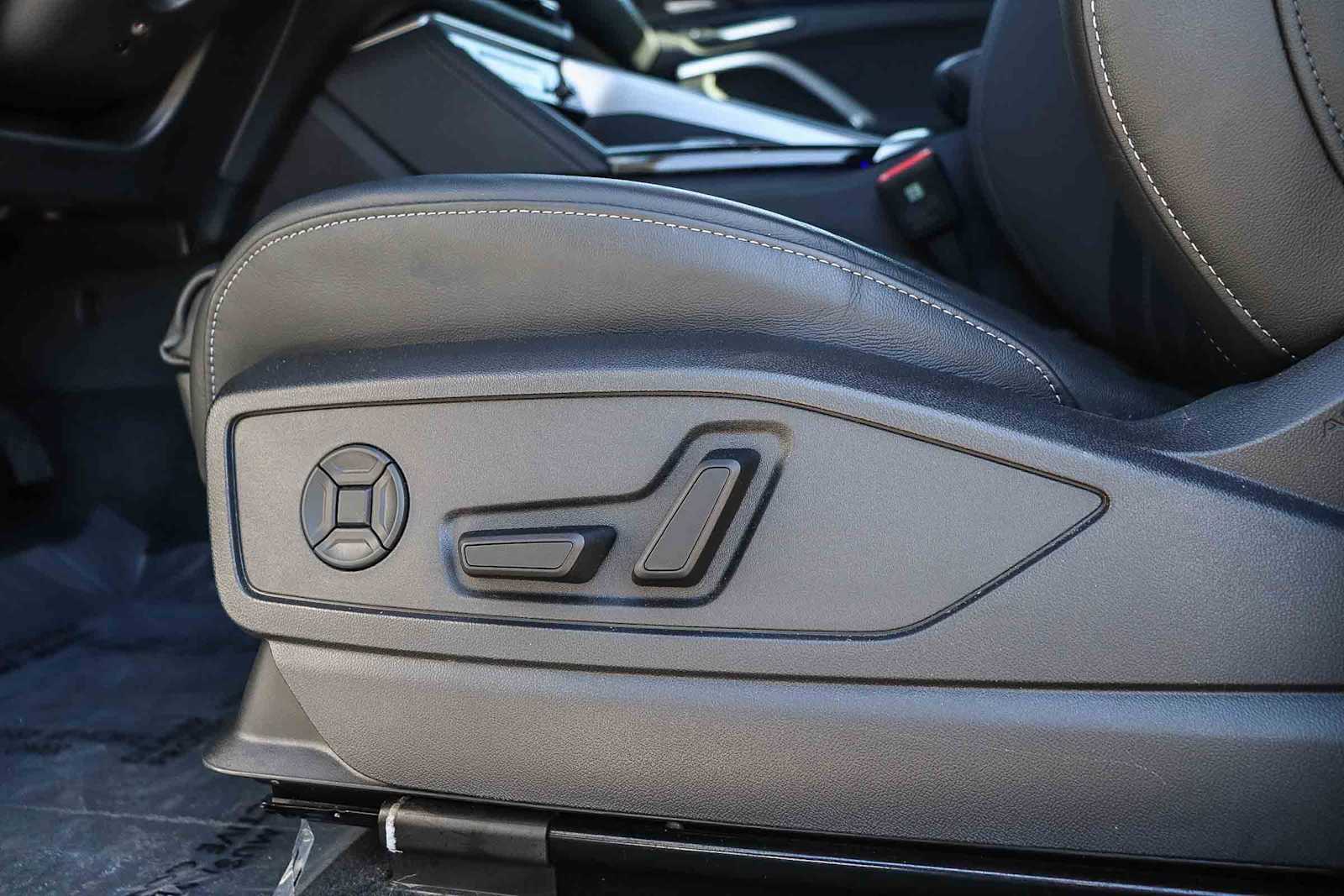 Thumbnail: 2025 Audi Q5 - 25