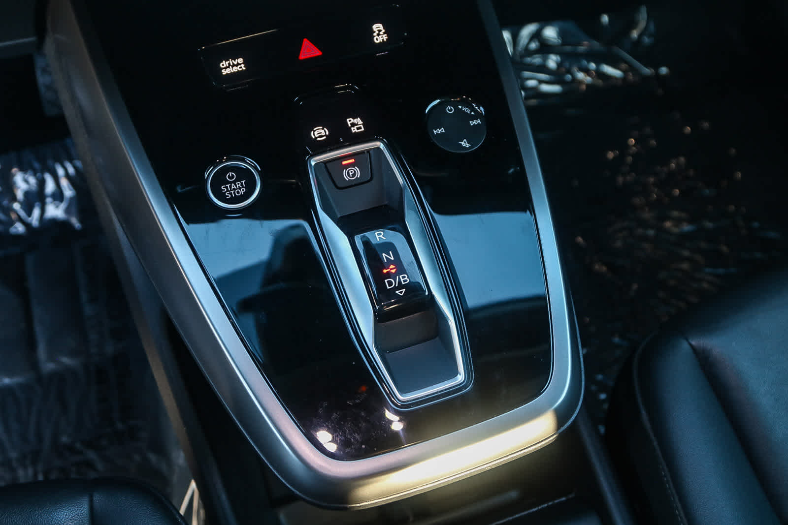 Thumbnail: 2023 Audi Q4 e-tron - 18