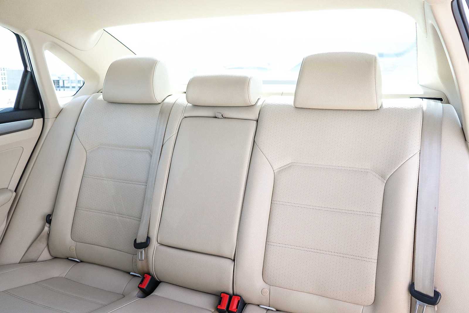 Thumbnail: 2015 Volkswagen Passat - 23