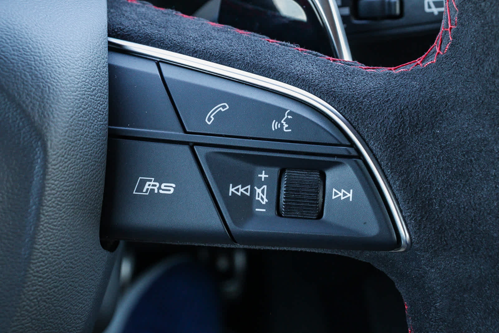 Thumbnail: 2025 Audi RS Q8 - 26