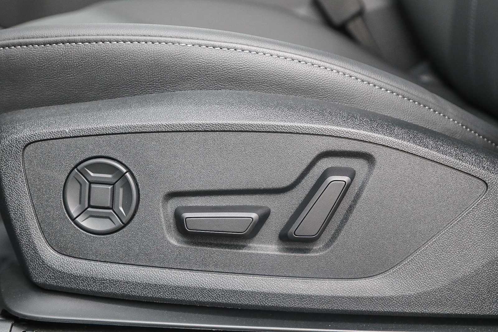 Thumbnail: 2025 Audi Q6 e-tron - 21