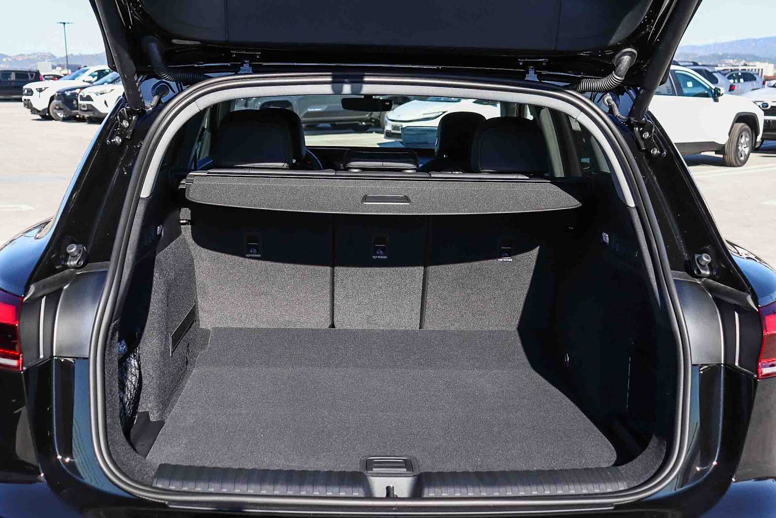 Thumbnail: 2025 Audi Q6 e-tron - 36