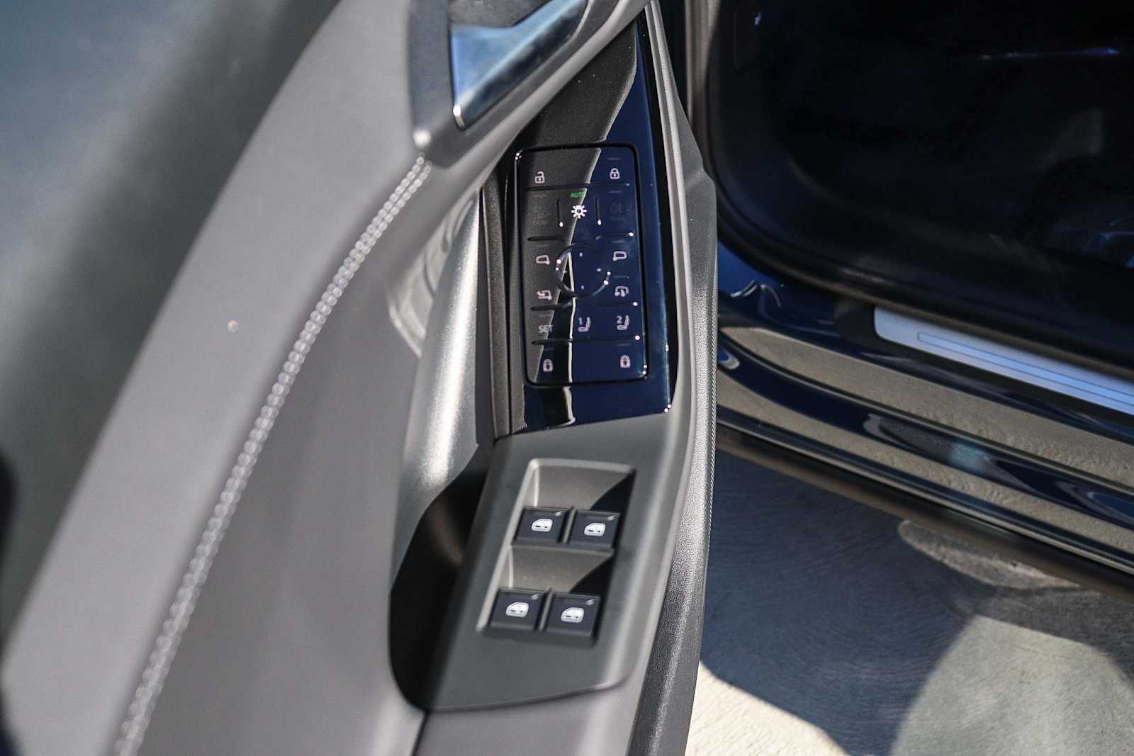 Thumbnail: 2025 Audi Q6 e-tron - 26