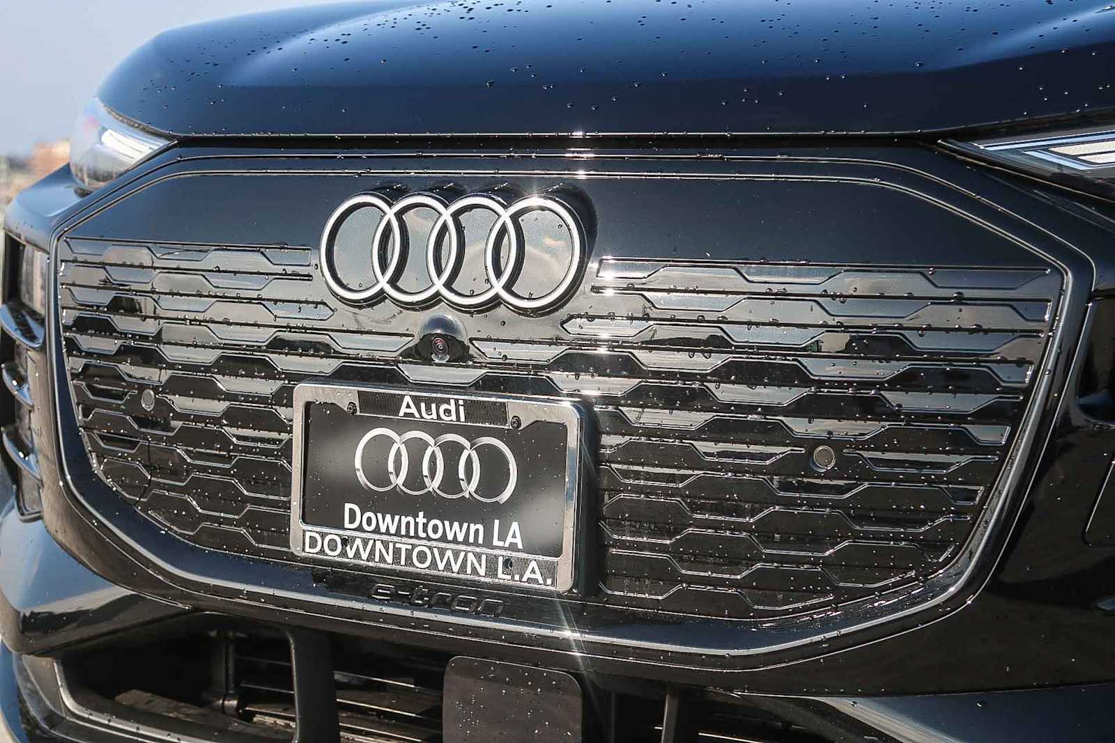 Thumbnail: 2025 Audi Q6 e-tron - 5