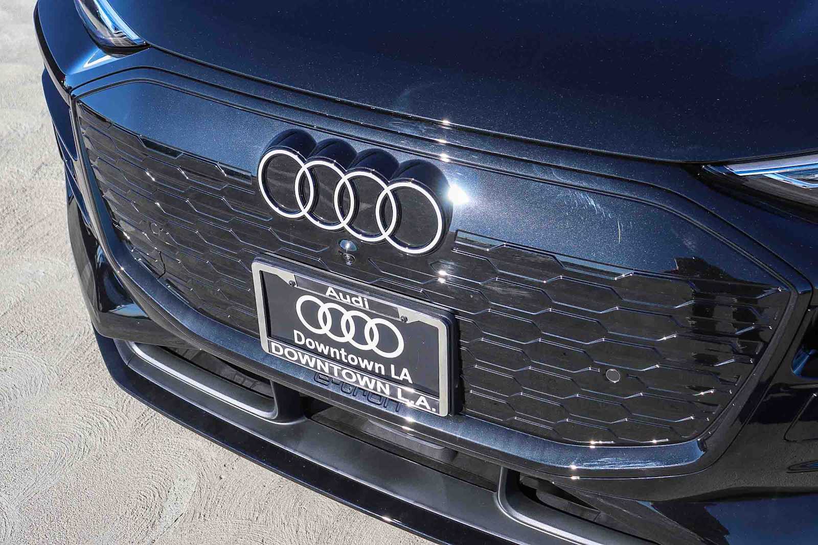 Thumbnail: 2025 Audi Q6 e-tron - 8