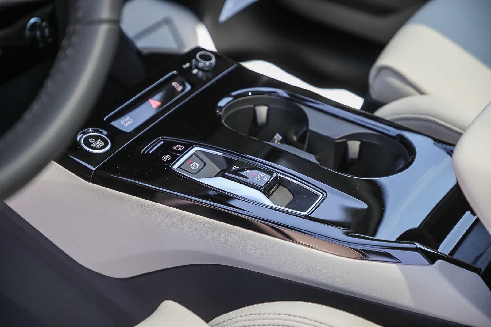 Thumbnail: 2025 Audi Q6 e-tron - 19