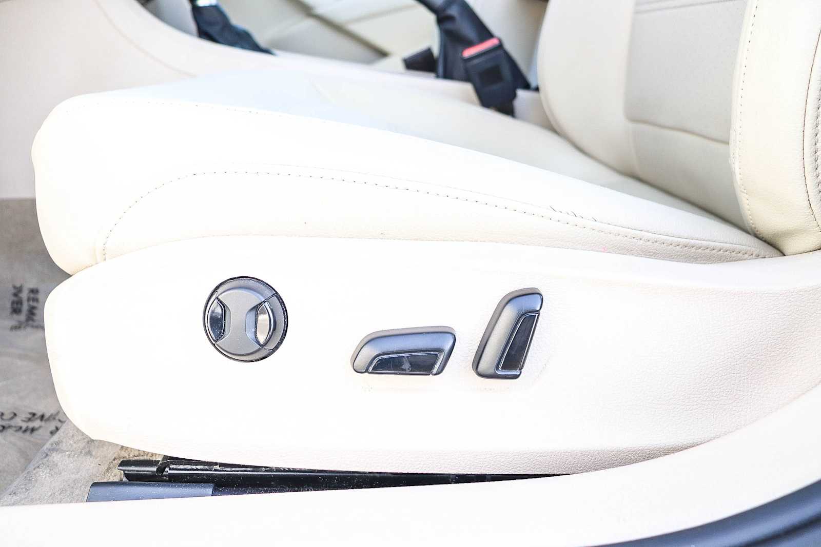 Thumbnail: 2015 Volkswagen Passat - 25