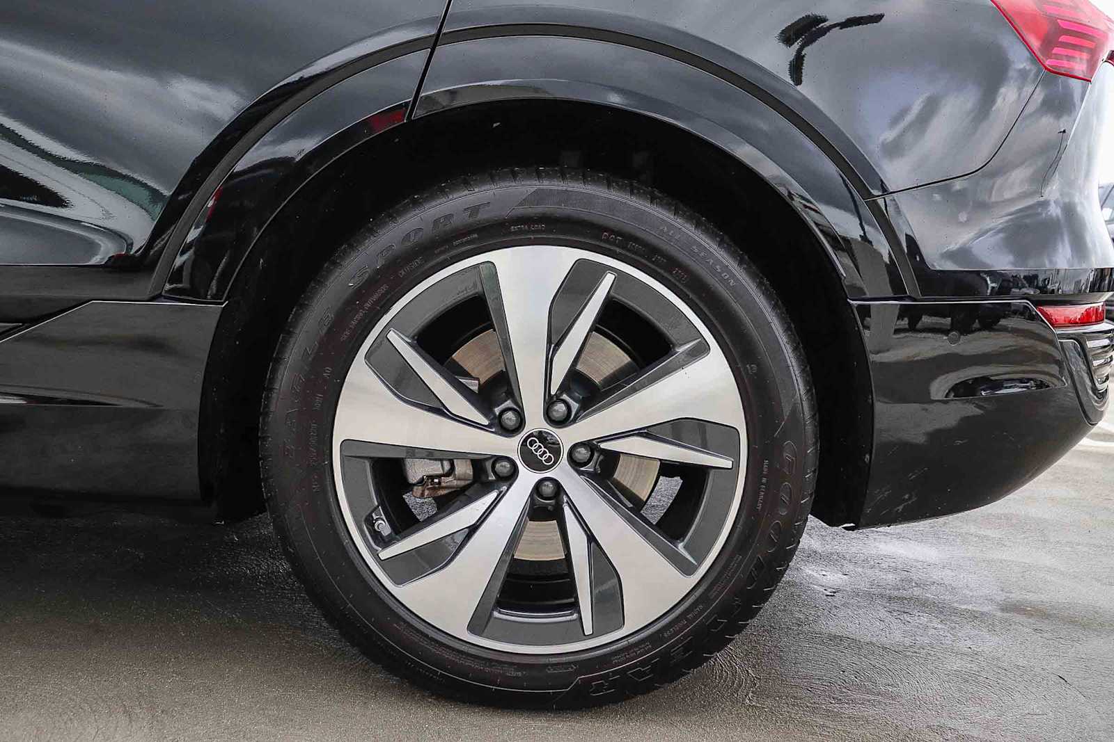 Thumbnail: 2024 Audi Q8 e-tron - 13