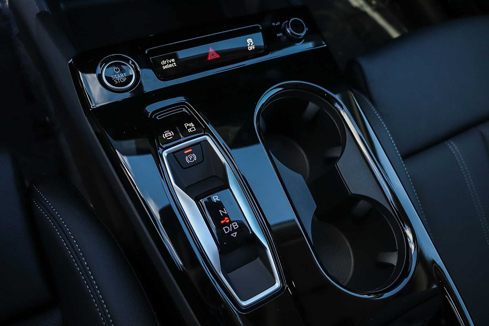 Thumbnail: 2025 Audi Q6 e-tron - 24