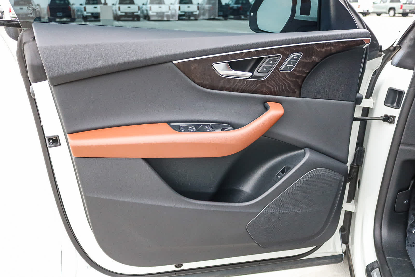 Thumbnail: 2023 Audi Q8 - 31